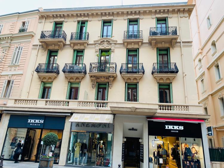 Boulevard des Moulins – Charmant deux-pièces avec balcon – Usage mixte